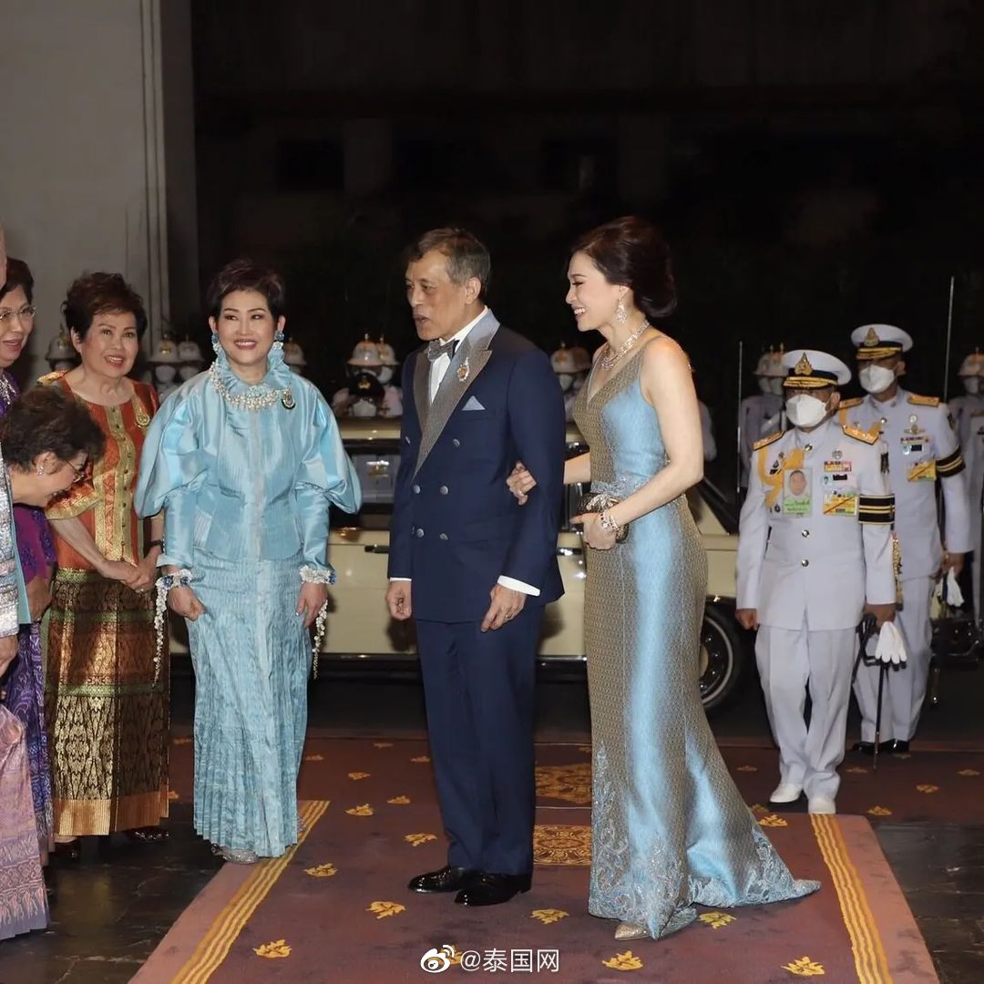 泰国十世王玛哈•哇集拉隆功国王携素提达王后出席泰丝活动……__财经头条