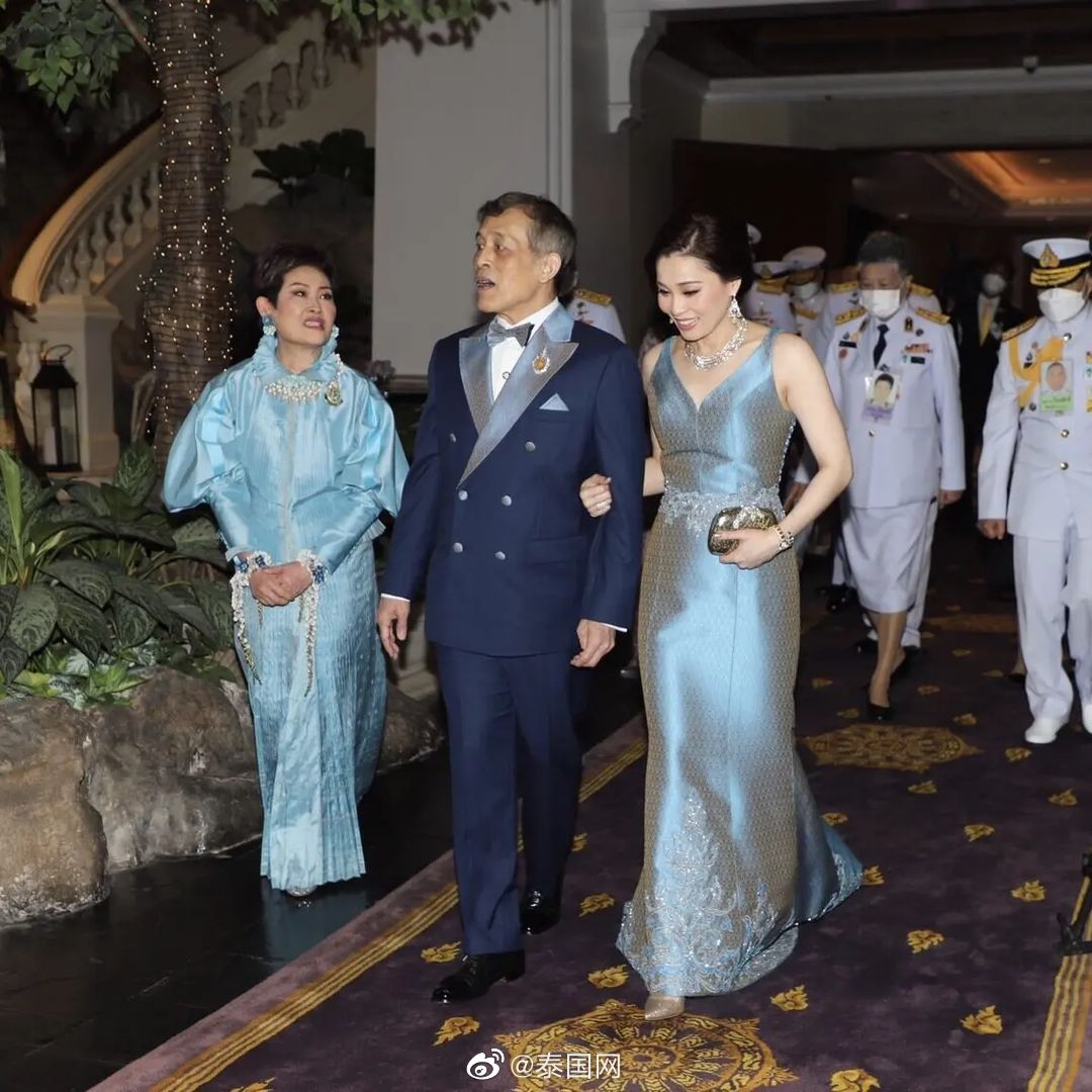 泰国十世王玛哈•哇集拉隆功国王携素提达王后出席泰丝活动……__财经头条