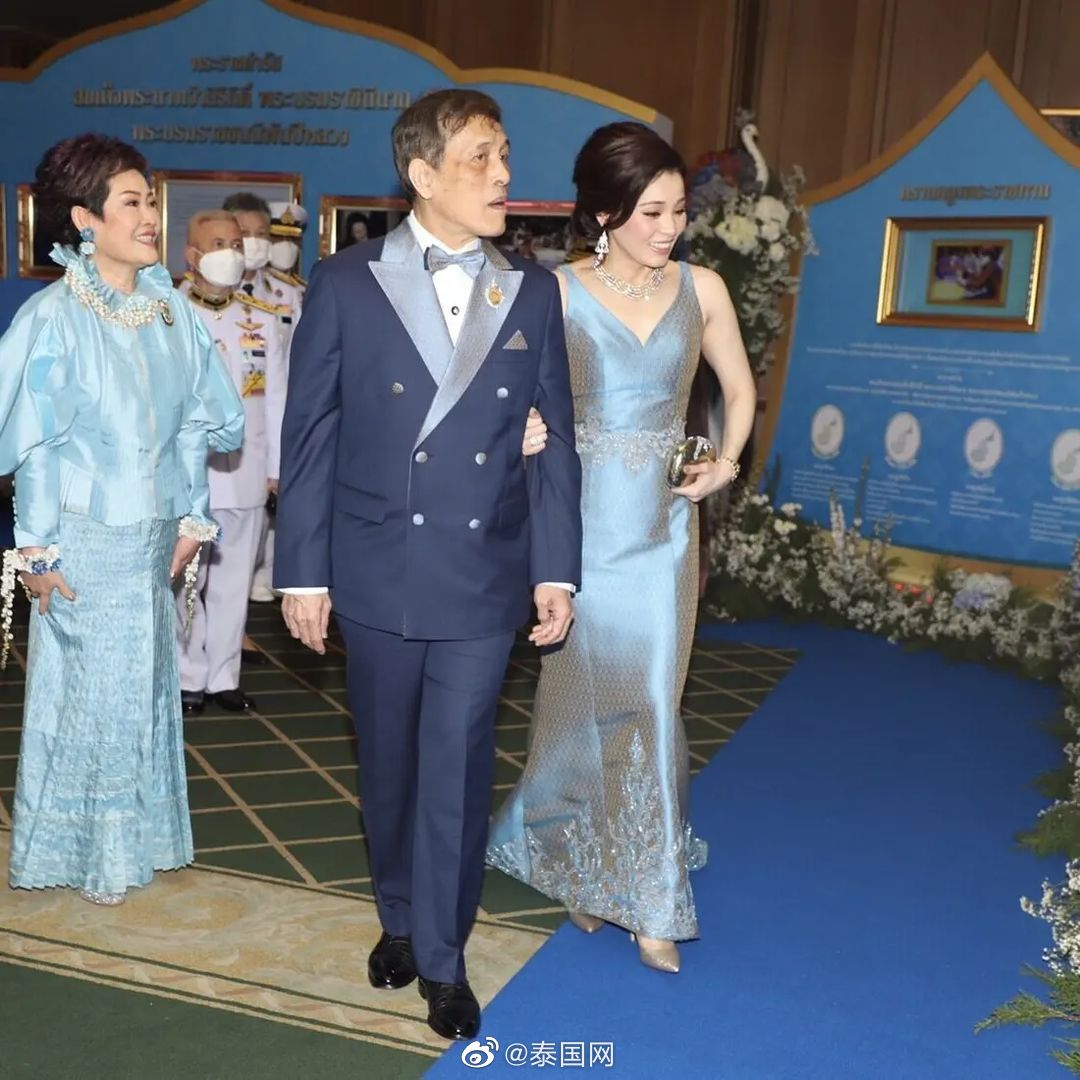 泰国十世王玛哈•哇集拉隆功国王携素提达王后出席泰丝活动……__财经头条