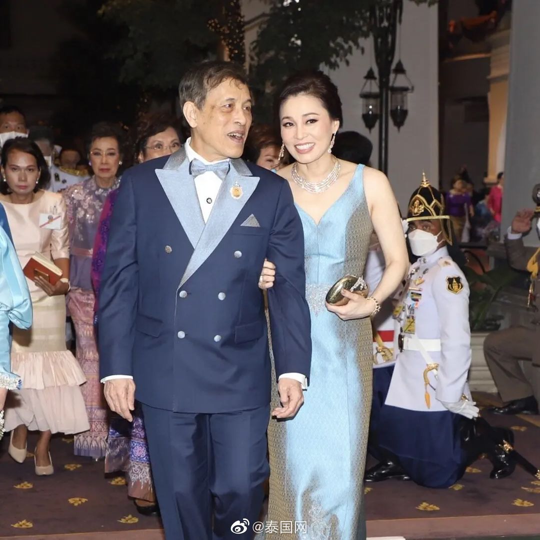 泰国十世王玛哈•哇集拉隆功国王携素提达王后出席泰丝活动……__财经头条