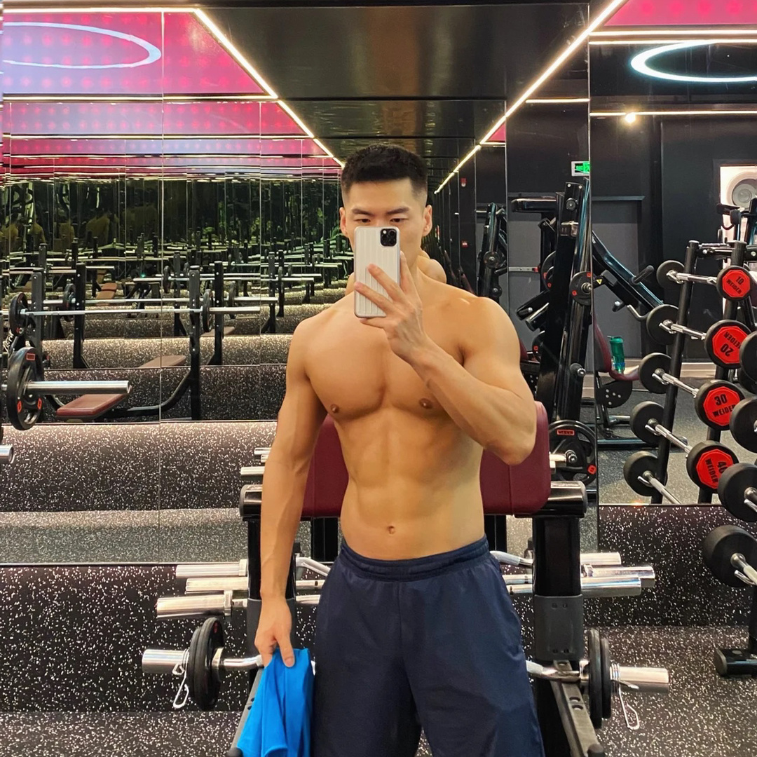 短发肌肉壮汉。 小麦色的腹肌太性感了……__财经头条