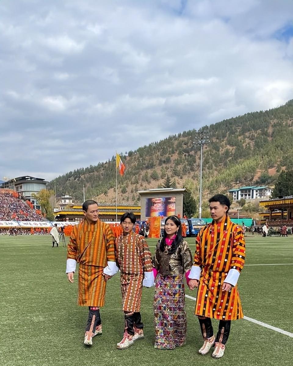 不丹公主的造型非常花哨,其实纯色系的不丹服饰更加能够凸显出高级感