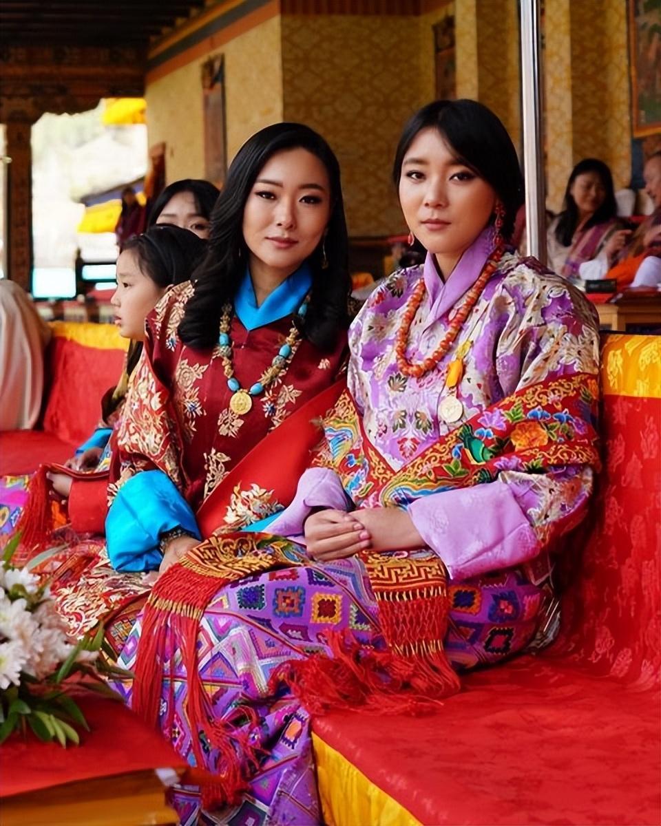 不丹王室闪耀亮相国庆!不丹王后穿紫色传统服饰好嫩,公主好惊艳