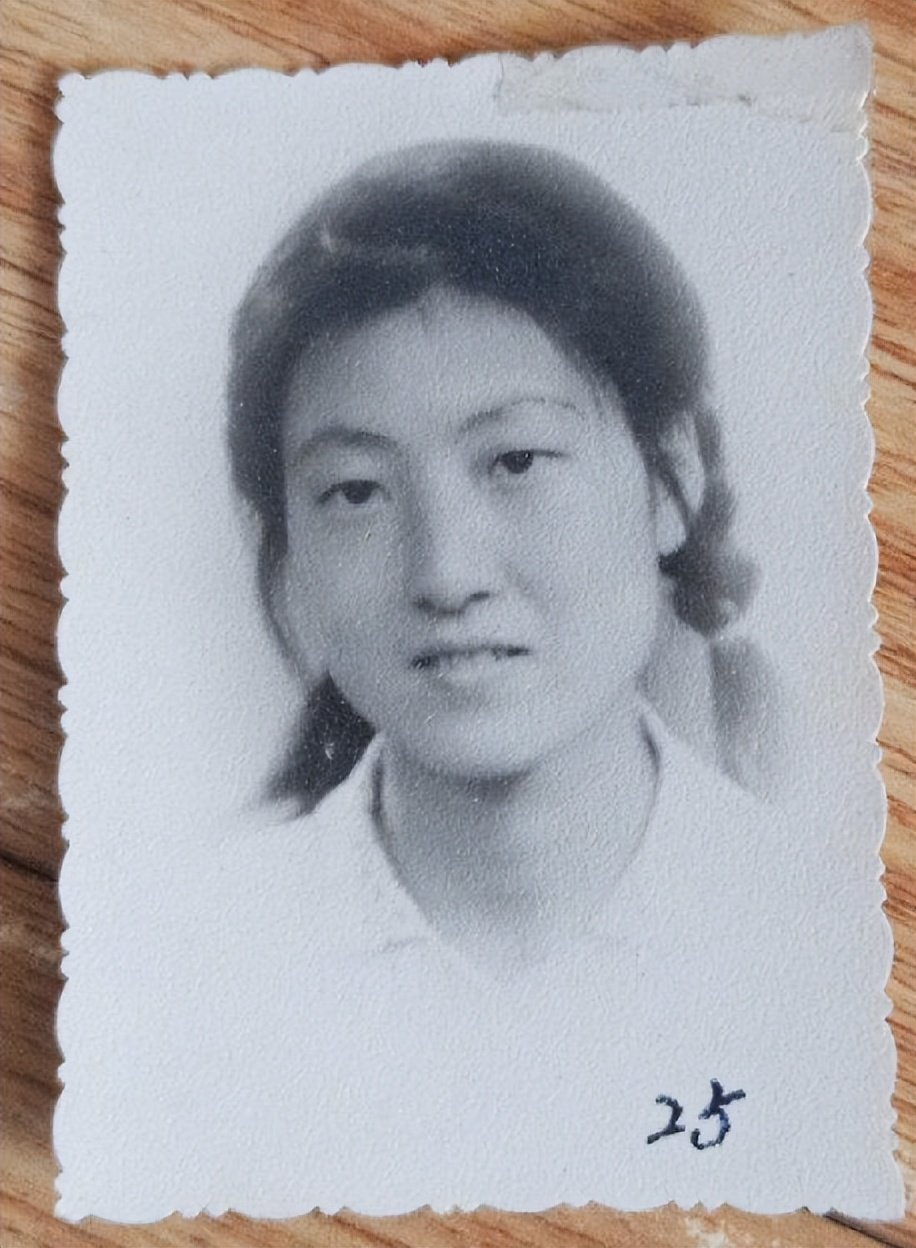 70年代美女黑白照:前凸后翘,身上充满古典气质__财经头条