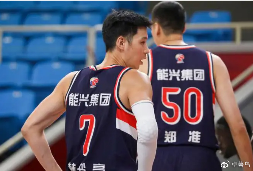 这什么球局?两边教练竟然都上了!穿着广州队服的林书豪有点陌生休闲区蓝鸢梦想 - Www.slyday.coM 这什么球局?两边教练竟然都上了!穿着广州队服的林书豪有点陌生休闲区蓝鸢梦想 - Www.slyday.coM