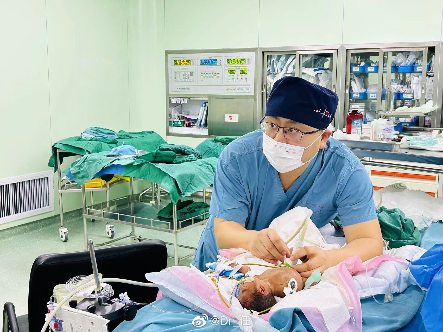 27周早产儿1公斤巴掌大粗大动脉导管未闭