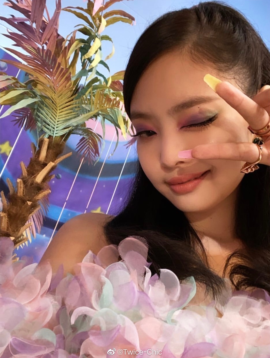 jennie   「ice cream」 mv幕后,七彩眼影与延长甲的造型细节.