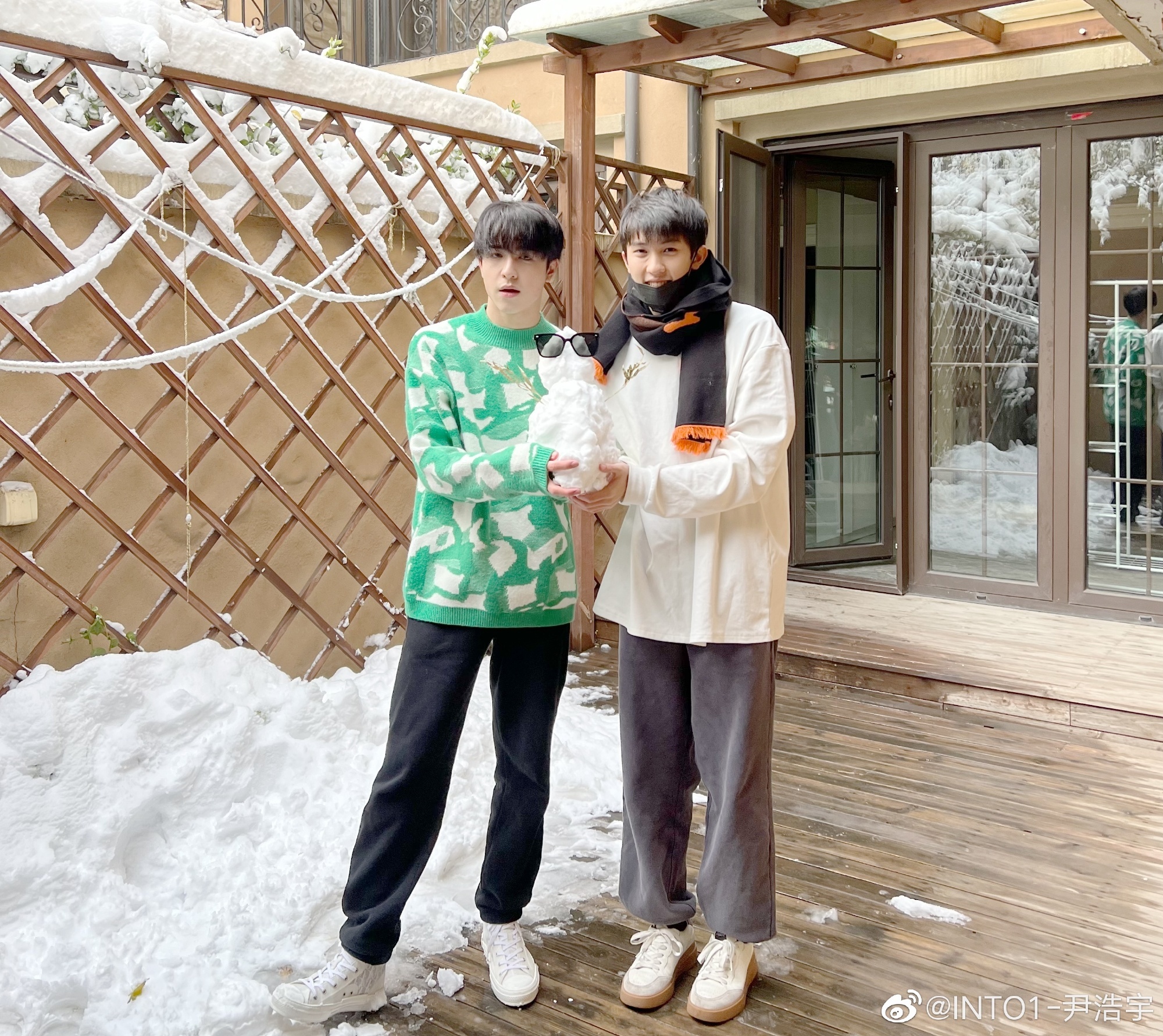 尹浩宇晒与林墨初雪照,两个帅哥合照也太养眼了