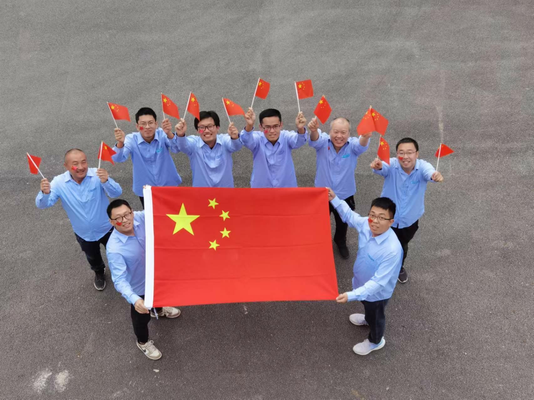 “中建蓝”守护“中国红”！中建筑港集团开展“与国旗同框”主题活动休闲区蓝鸢梦想 - Www.slyday.coM