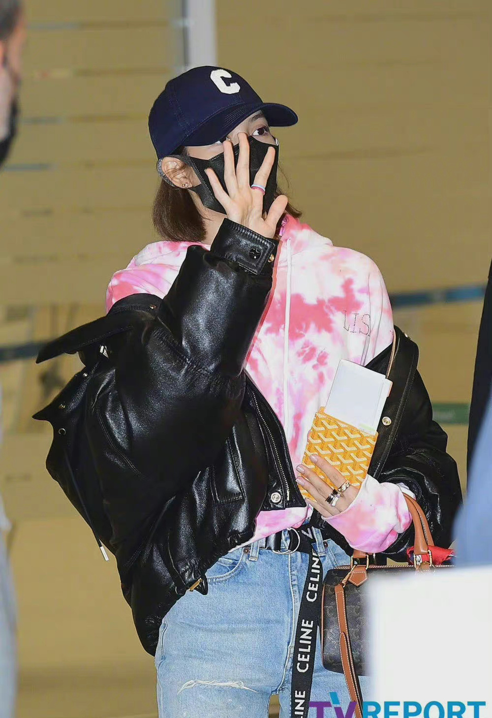 lisa机场饭拍,高颜值酷girl,手指比心,剪刀手的莎莎真的可爱……_高清