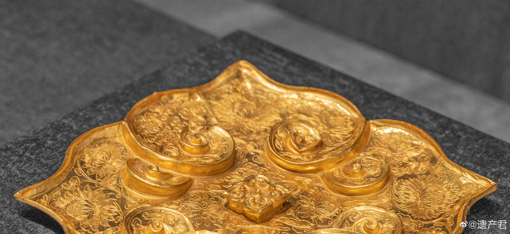 3/ 3江苏吕师孟墓出土,金盘满布缠枝莲花纹,象征富丽繁荣.