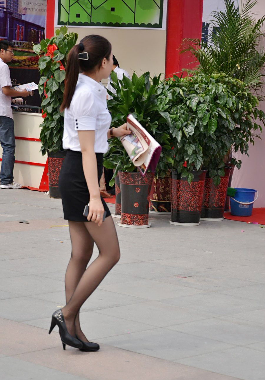 作为一名售楼小姐,每天都要穿着工作装和丝袜高跟奔波于各处房源之间