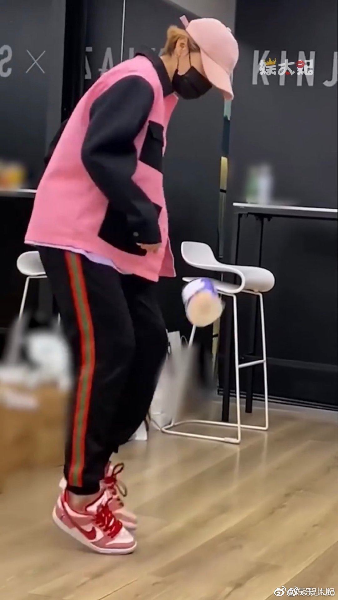 哈哈哈哈哈,鹿晗玩卫生纸玩的也挺不错呀!