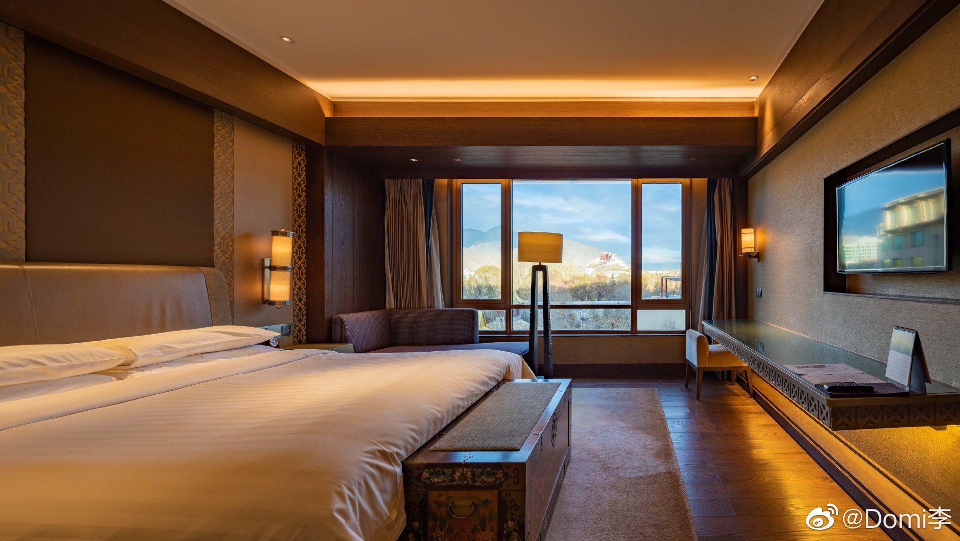 记忆中,冬天的拉萨阳光饱满而热烈,沿着八廓街吃饭,喝茶悠闲自在