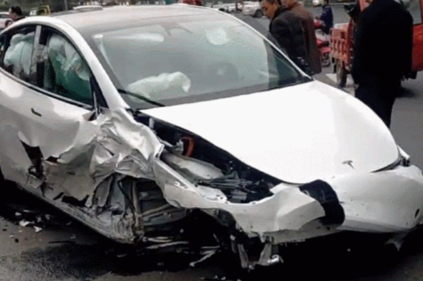 特斯拉刹车失灵连撞11车无法刹停系首撞后导致制动失效