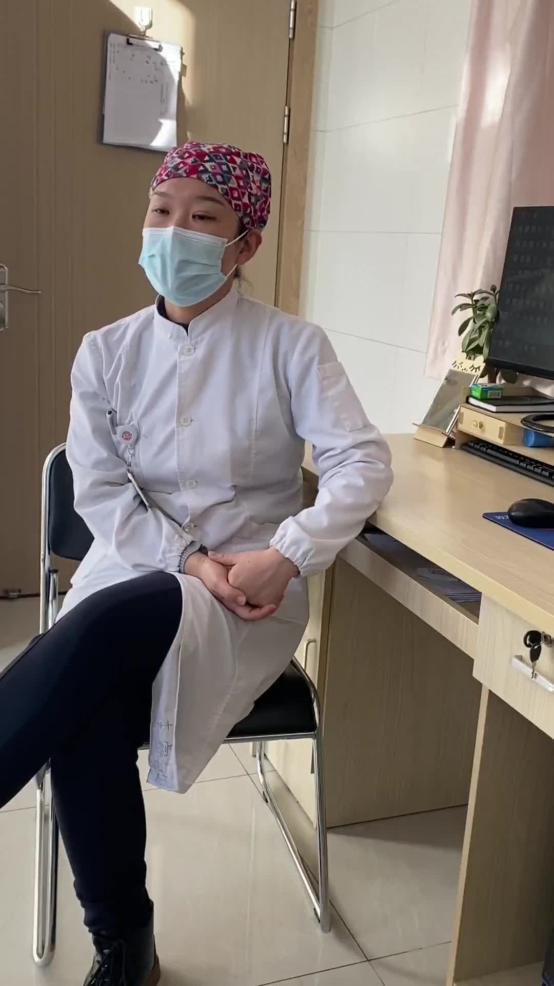 小伙躺着玩手机，门牙被砸断！睡前别再这样做休闲区蓝鸢梦想 - Www.slyday.coM