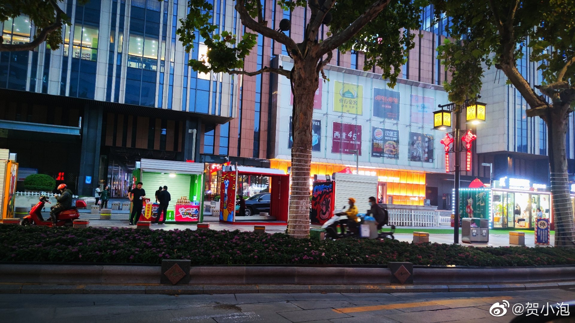 济南泉城路步行街集装箱夜市不伦不类