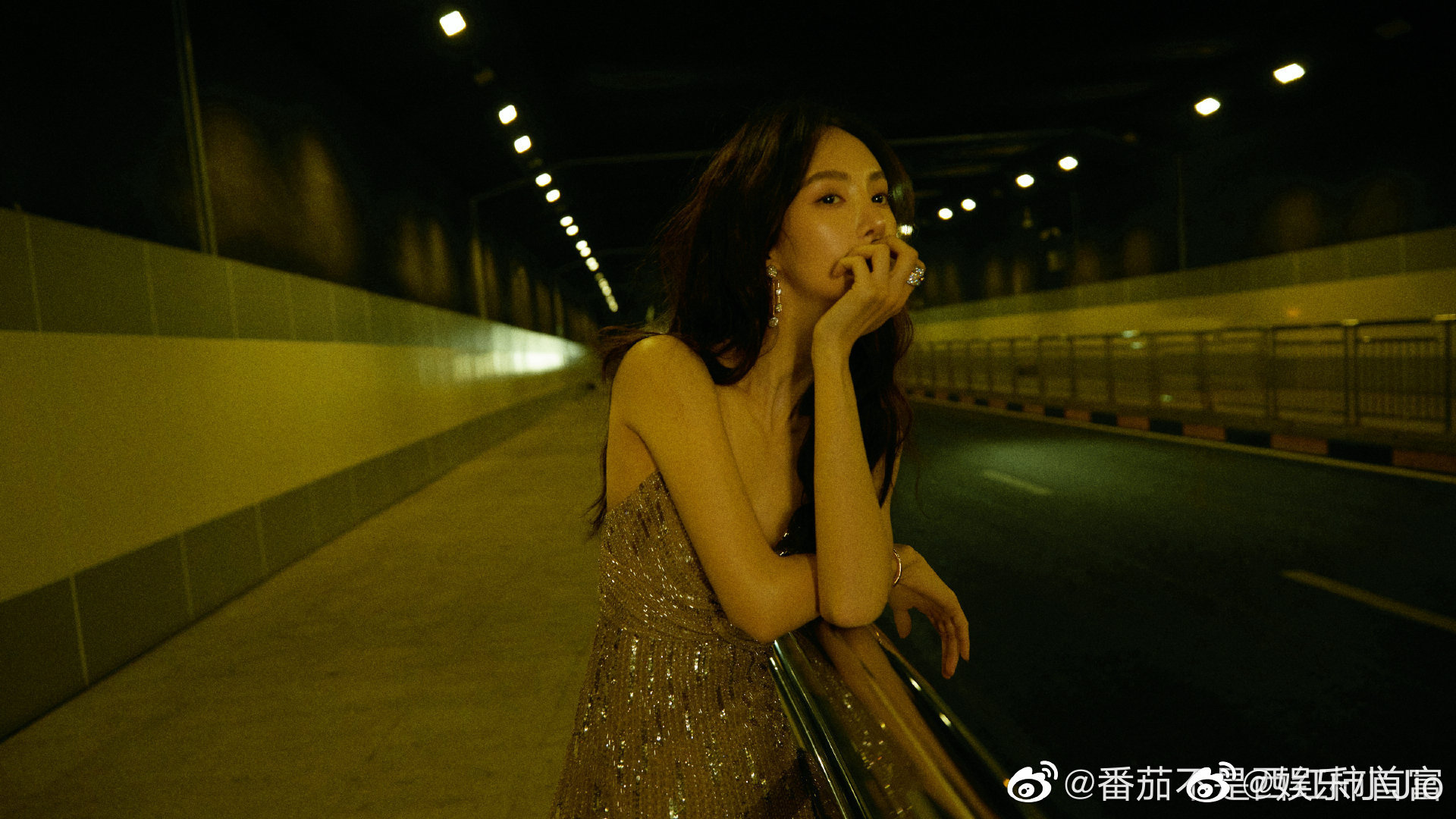金晨的这组港风隧道大片太绝了!鎏金长裙真的是好配金晨!__财经头条