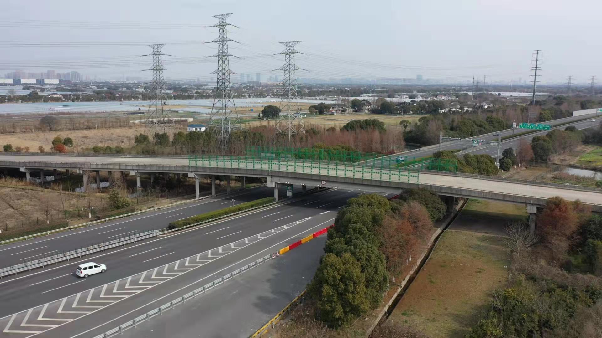 上午10点左右,记者在s26沪常高速公路省界卡点看到,入沪方向整体车