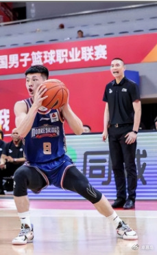 这什么球局?两边教练竟然都上了!穿着广州队服的林书豪有点陌生休闲区蓝鸢梦想 - Www.slyday.coM 这什么球局?两边教练竟然都上了!穿着广州队服的林书豪有点陌生休闲区蓝鸢梦想 - Www.slyday.coM