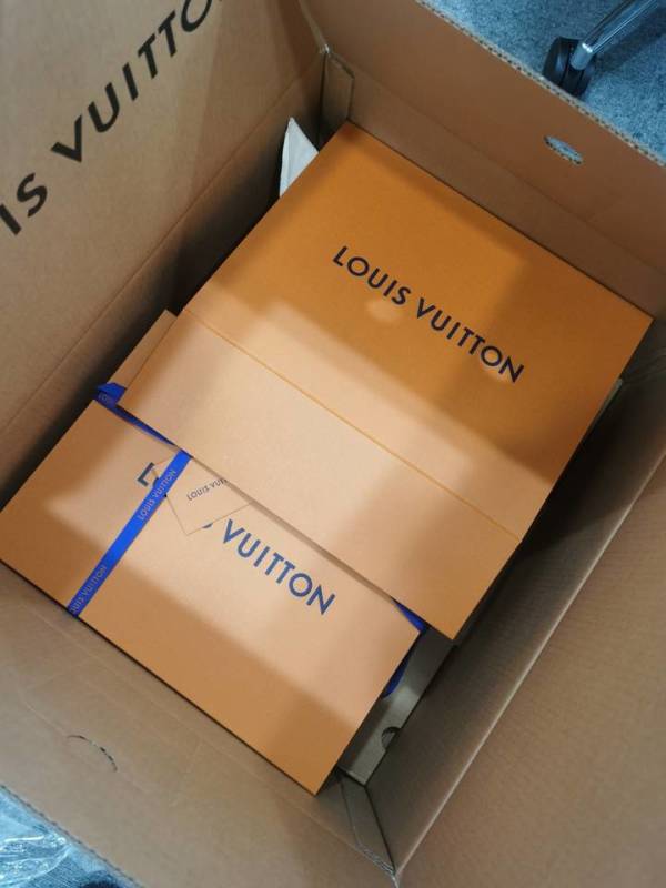 “天上掉下两只LV！”杭州一位女生意外收到了包包：我有什么办法？我也很无奈啊！休闲区蓝鸢梦想 - Www.slyday.coM