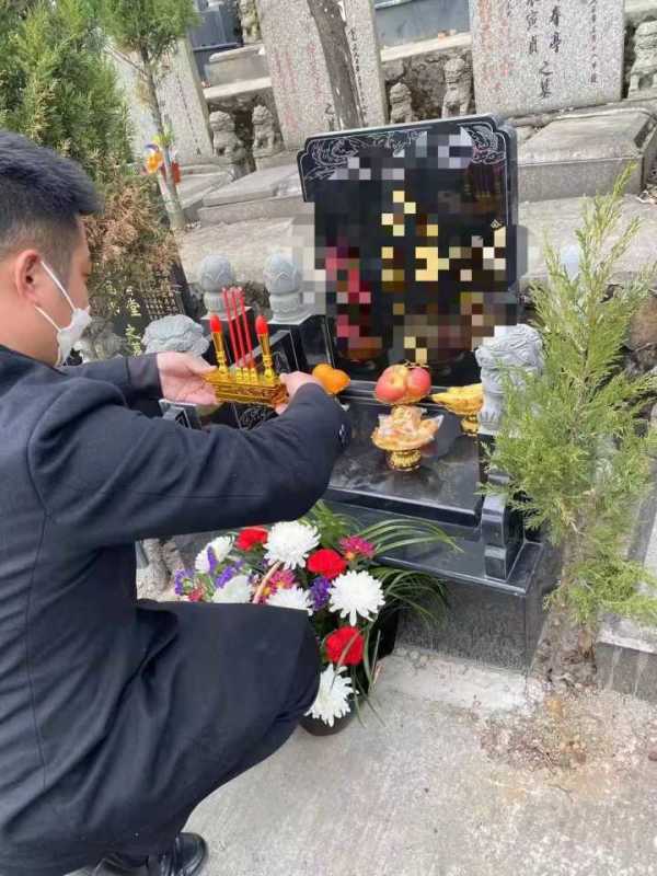 传达思念也传达普普通通的日常清晨6点我在杭州半山公墓代客祭扫