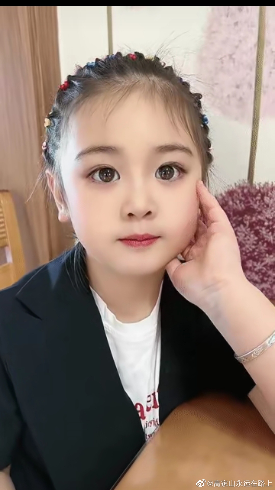 这个小姑娘长得真漂亮