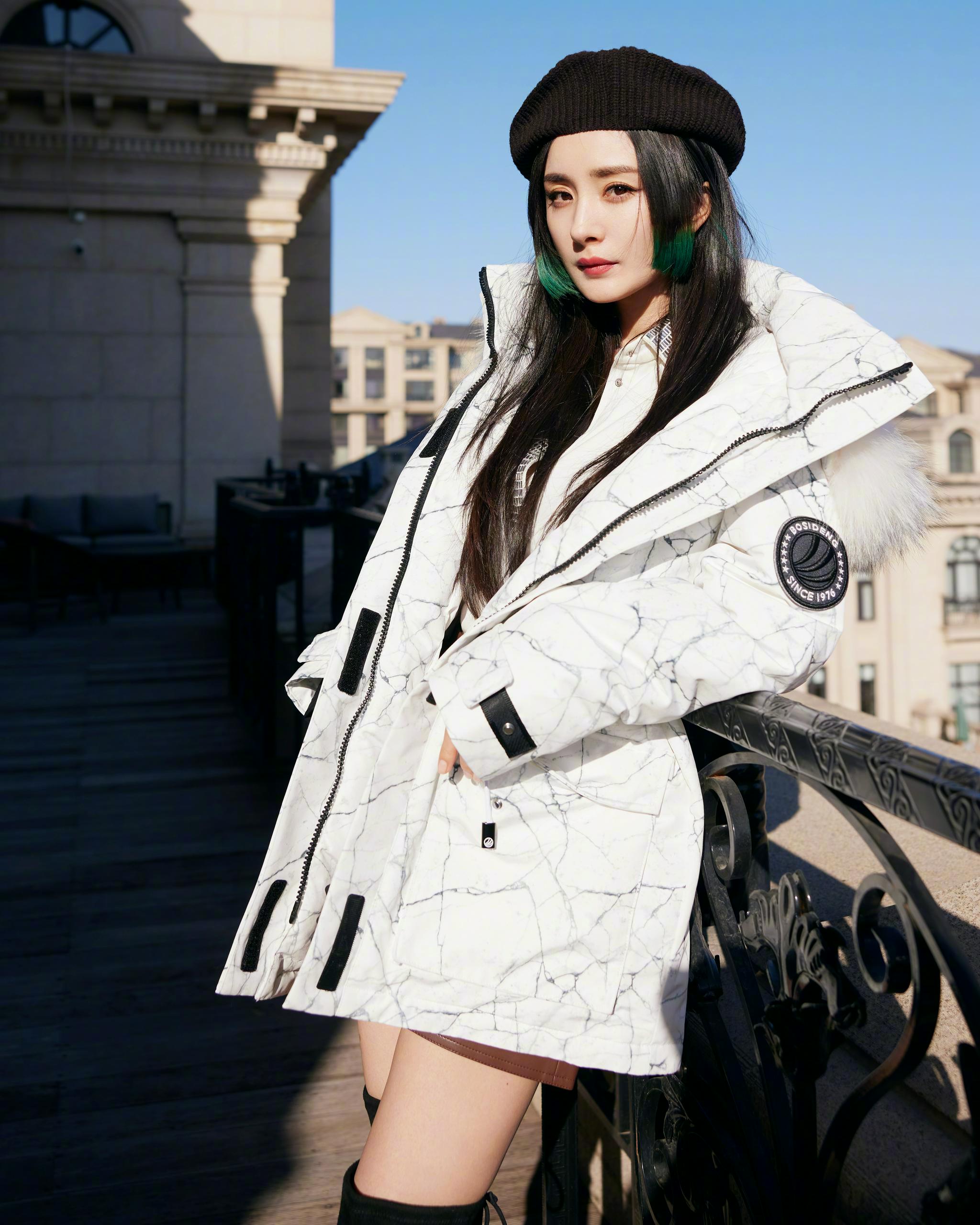 杨幂今日活动造型图绿色挑染公主切白色羽绒服黑长靴