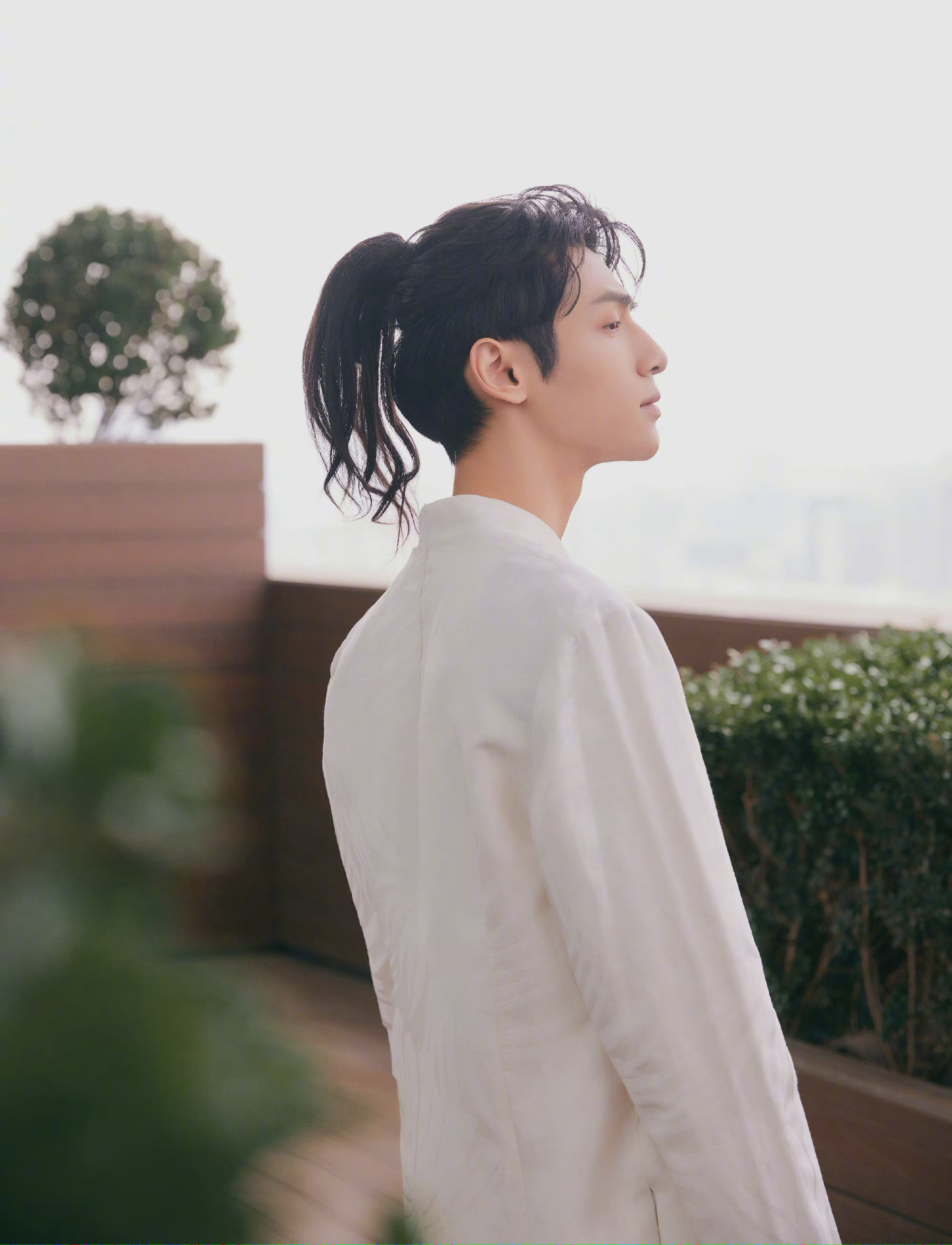 罗云熙今晚央视五四晚会造型长马尾搭配白西装优雅时尚