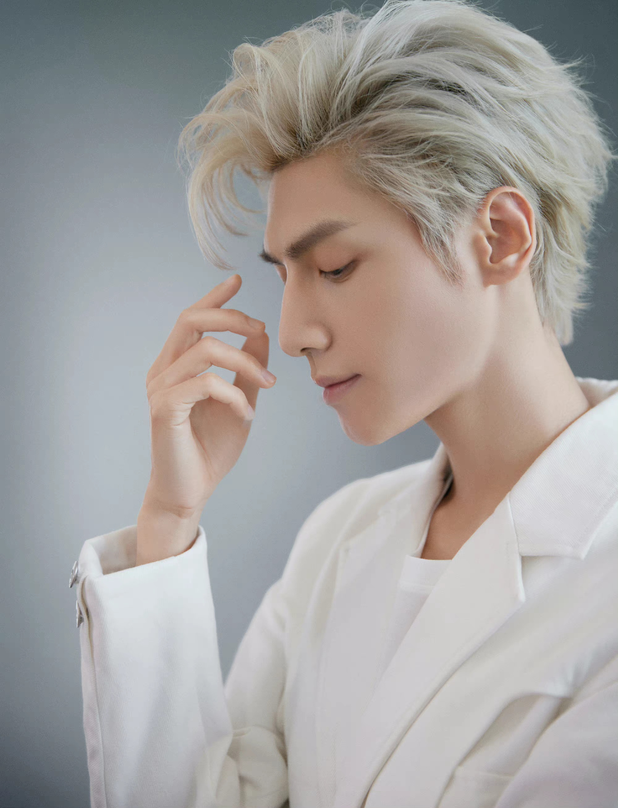 罗云熙白色西装银发造型大片这是谁家的白马王子