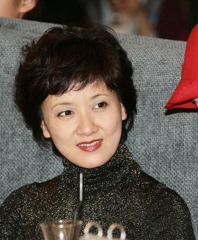 邓婕挑衣服真任性黑裙看着有些老没点气质真不敢穿