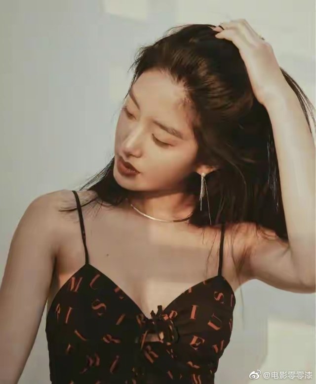 杨采钰穿上一身正红色抹胸连衣裙后