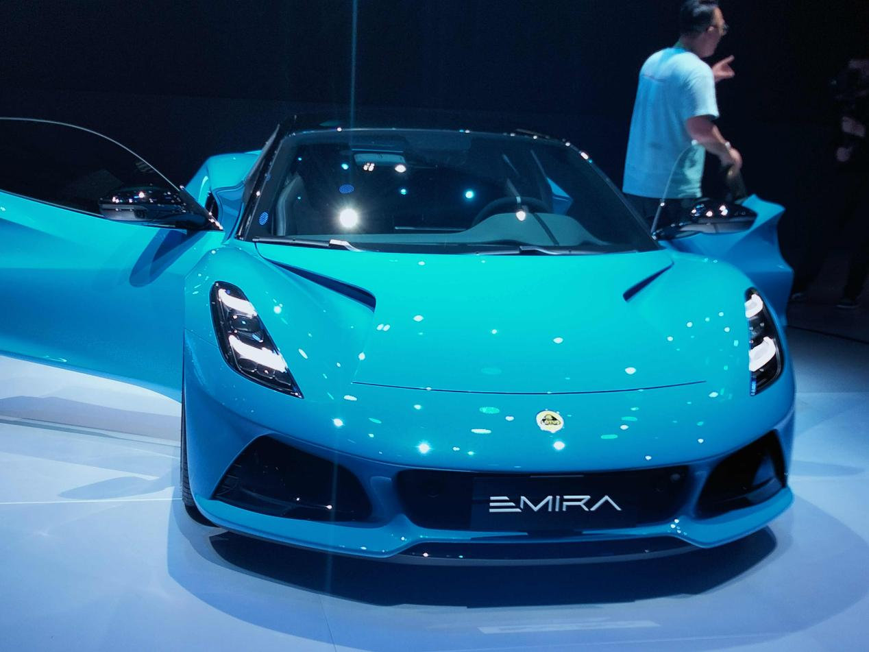 广州车展直击路特斯emira售价858万元的最后一款燃油跑车