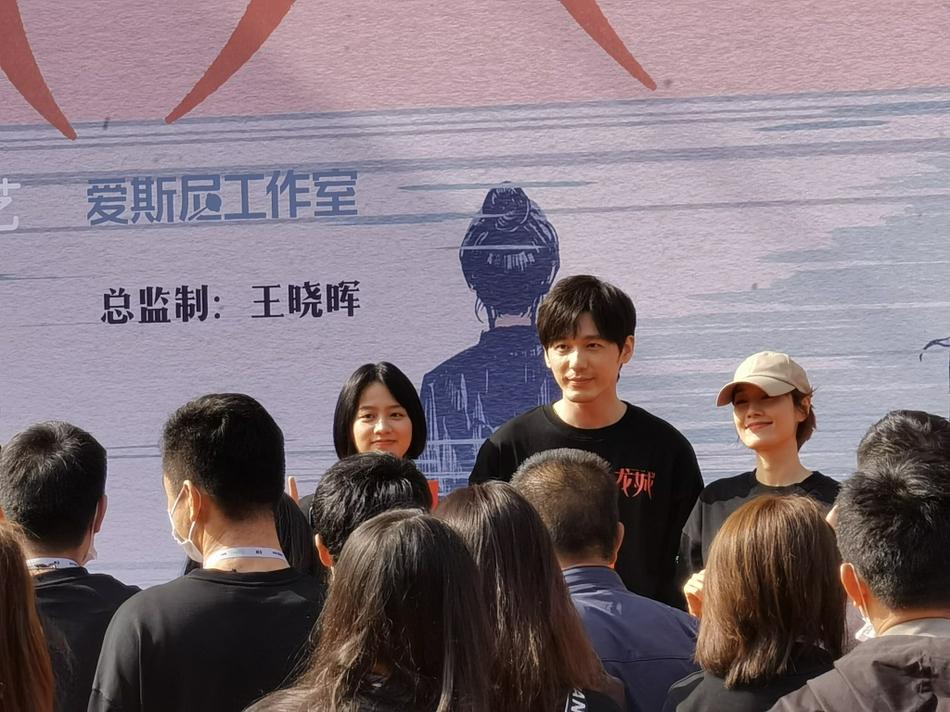 白宇新剧《龙城》开机，搭档马伊琍质量有保障，想不火都难！休闲区蓝鸢梦想 - Www.slyday.coM