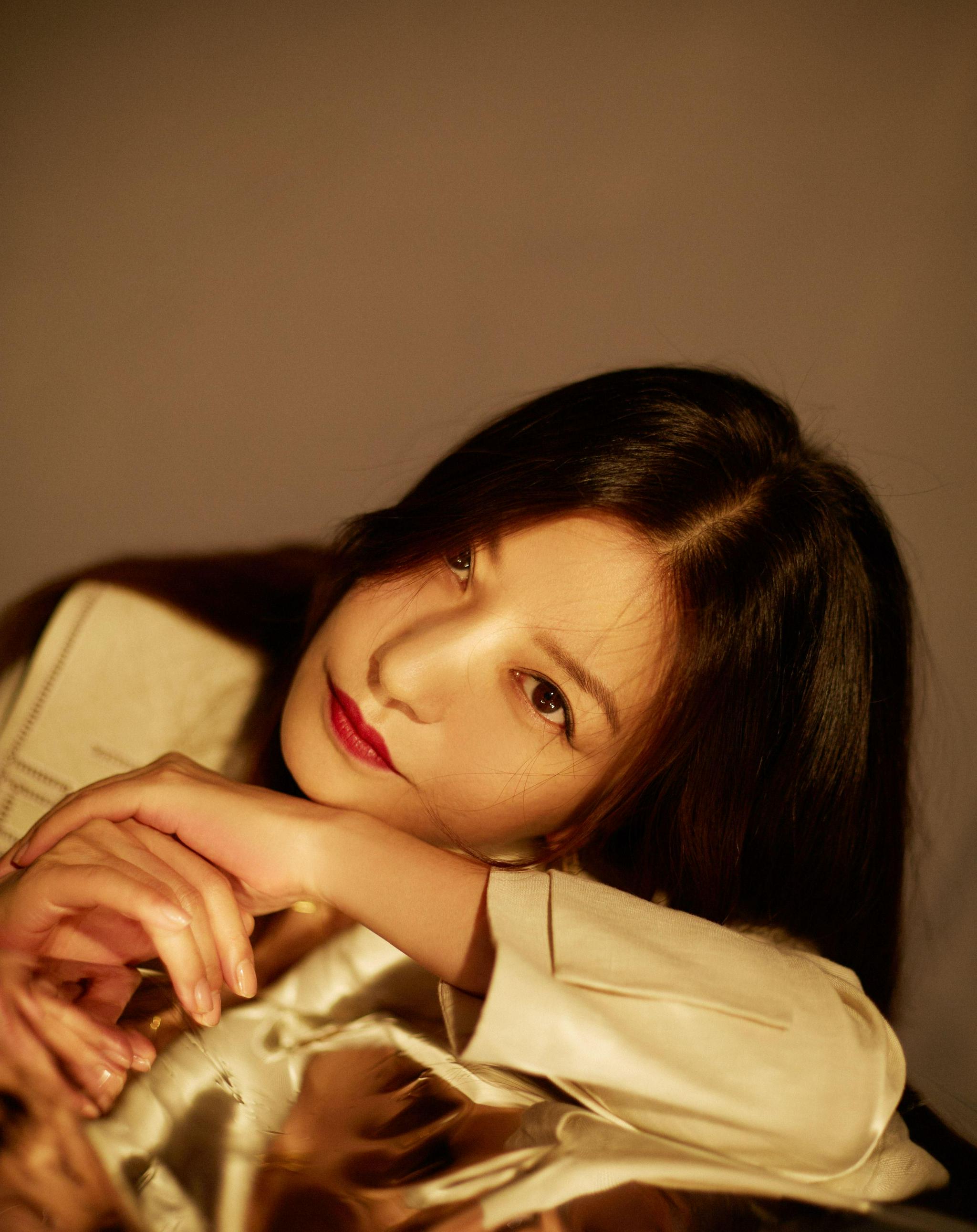 赵薇最新时尚大片出炉45岁好状态令人羡慕嘴唇化太薄遭吐槽