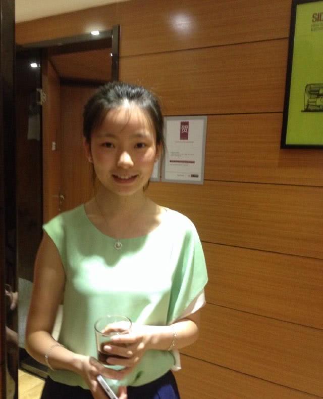 陈卓璇刚对赞助商放狠话,旧照就被扒出,离开美颜后你还认识吗?