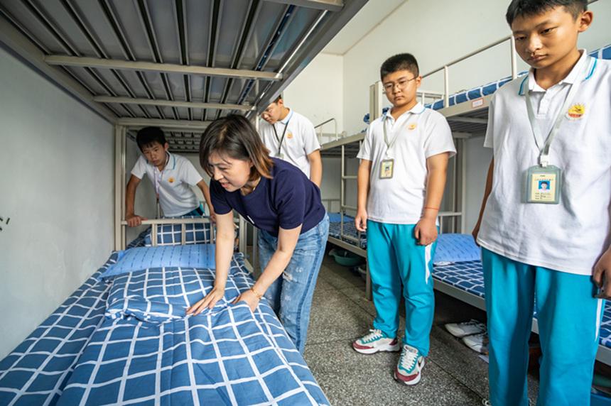 高阳县三利中学老师指导学生叠被 崔文吉摄