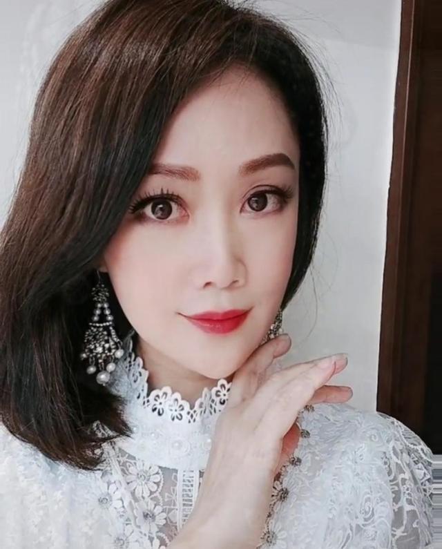 51岁港姐梁小冰晒近照,眼大无神红血丝严重,复出捞金被吐槽?