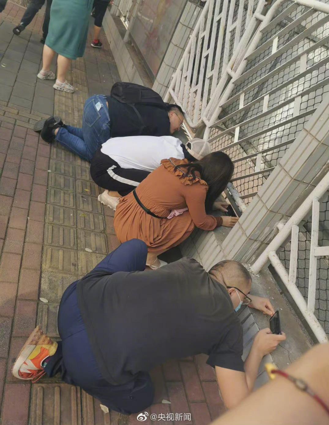 今天的校园围墙上，怎么“长”满了家长？休闲区蓝鸢梦想 - Www.slyday.coM