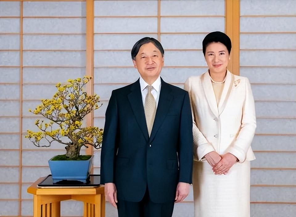 日本雅子皇后陪天皇过63岁生日！官方生日照出炉，雅子穿米色好嫩|雅子|皇后|天皇_新浪新闻