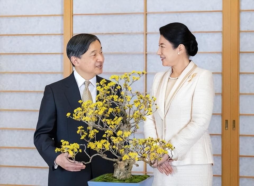 日本雅子皇后陪天皇过63岁生日！官方生日照出炉，雅子穿米色好嫩|雅子|皇后|天皇_新浪新闻