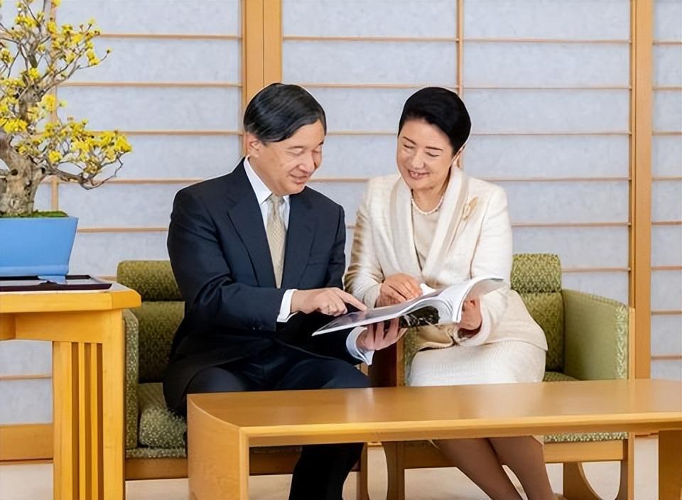 日本雅子皇后陪天皇过63岁生日！官方生日照出炉，雅子穿米色好嫩|雅子|皇后|天皇_新浪新闻