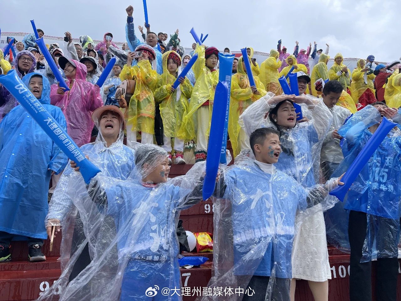 冒雨为球队助威的你们,真热血!_新浪新闻