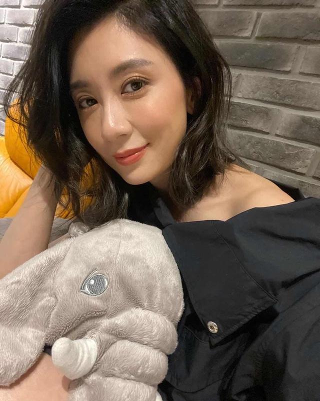 贾静雯新剧开机剪短发嫩成大姑娘同框小11岁柯佳嬿烫发显老气