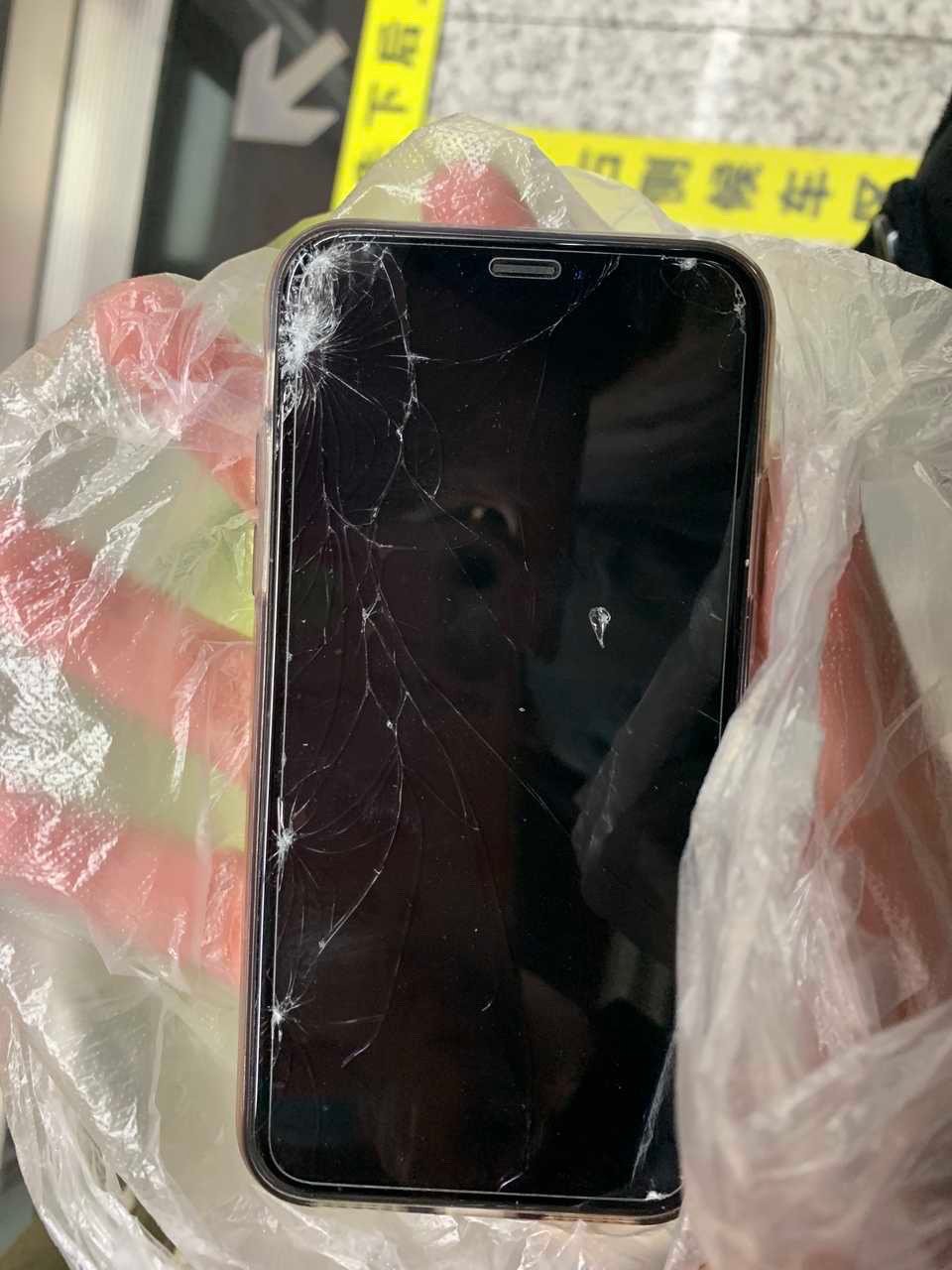 网友投稿: 我苹果x手机屏摔碎了,就外屏,内屏没坏……__财经头条