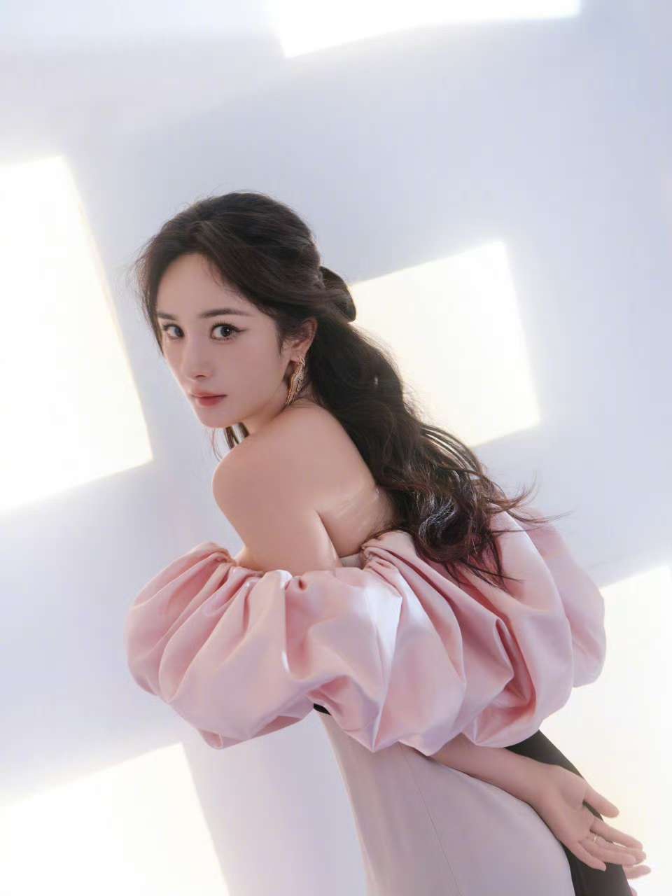 杨幂粉裙半扎发好美