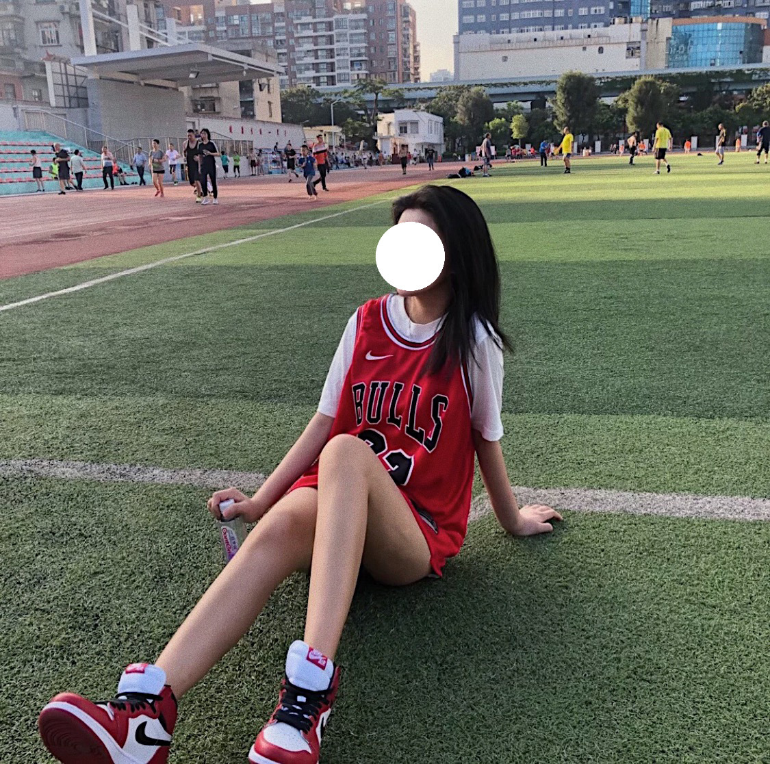 来讨论个球衣穿搭问题 女生穿球衣的时候喜欢搭什么裤子