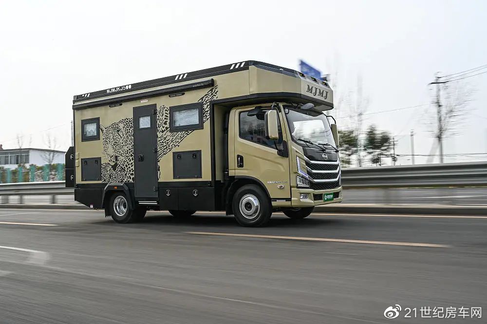 轻卡房车由于基于轻型货车改装而成,不足6米的车长符合蓝牌c本驾驶的