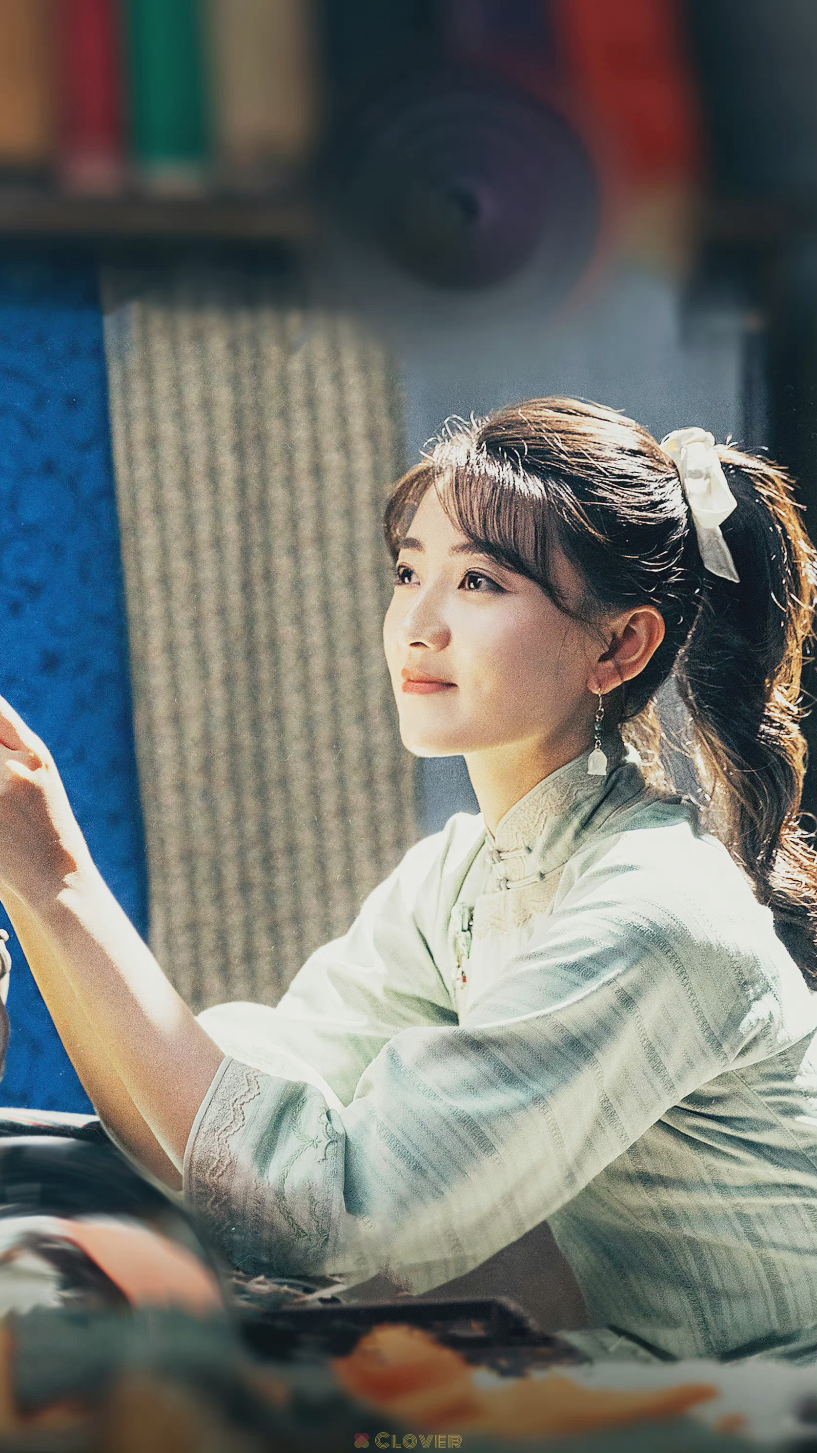 梁洁在《光芒》里饰演的小铃铛已经出场了