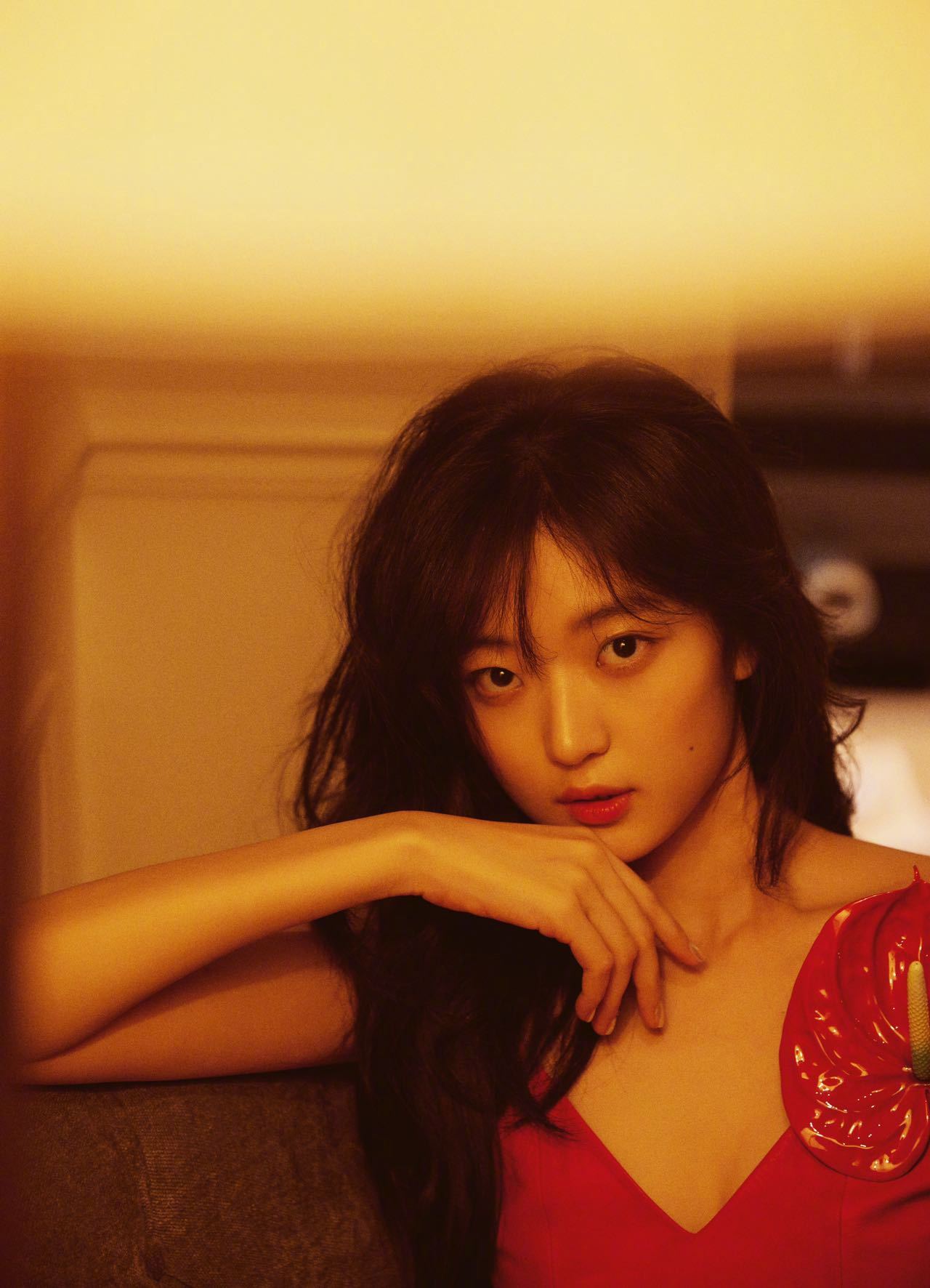 演员@孙千 巴黎时装周来啦～优越的大长腿好抢镜 !